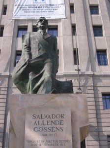 Statue of Salvador Allende in front of the Palacio de la Moneda. Source: Wikipedia Commons. Creative Commons license 